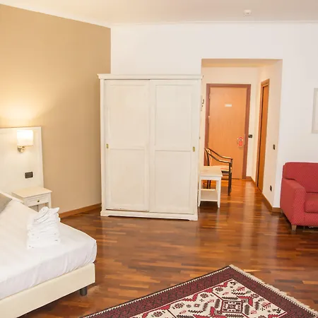 ルームズ&スイーツ 4*