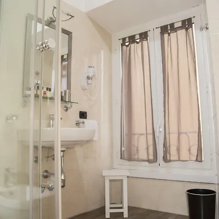 ルームズ&スイーツ ゲストハウス ローマ