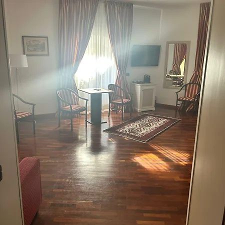 ルームズ&スイーツ ゲストハウス ローマ