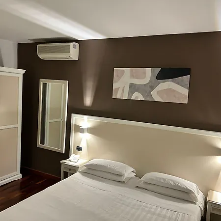 ルームズ&スイーツ 4* ローマ