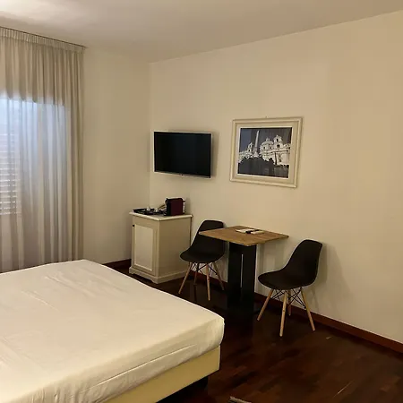 ゲストハウス ルームズ&スイーツ ローマ